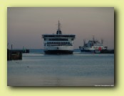 Llegada de un ferry al atardecer