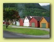 Casas en frente del puerto de Vik